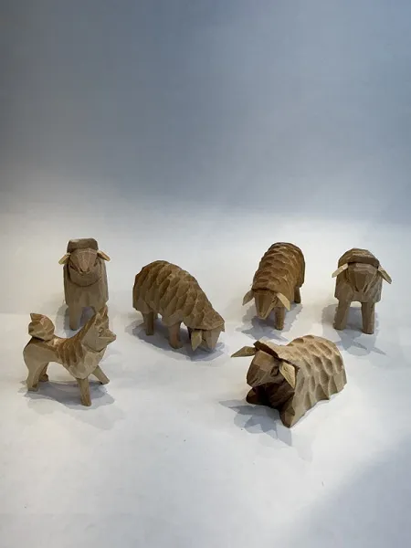 \\SW-AG\AllgeierSchoedel\Bilder Onlineshop\Basteln_Reinsdorf\Figuren geschnitzt\Schafherde mit Hund 5 cm 6-teilig, natur geschnitzt.jpeg