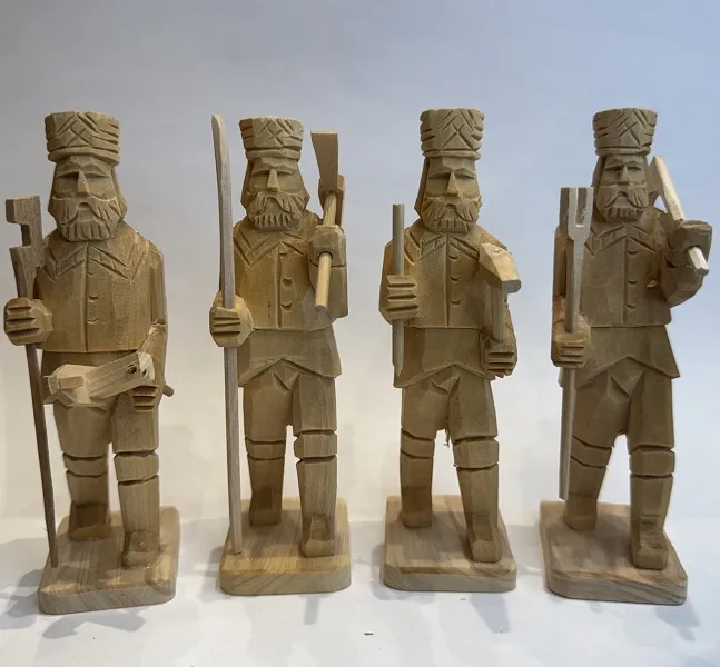 \\SW-AG\AllgeierSchoedel\Bilder Onlineshop\Basteln_Reinsdorf\Figuren geschnitzt\Berm&auml;nner Set 12 cm natur , geschnitzt.jpeg