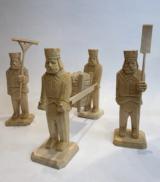 \\SW-AG\AllgeierSchoedel\Bilder Onlineshop\Basteln_Reinsdorf\Figuren geschnitzt\Bergm&auml;nner Set trage, 8 cm natur, geschnitzt.jpeg