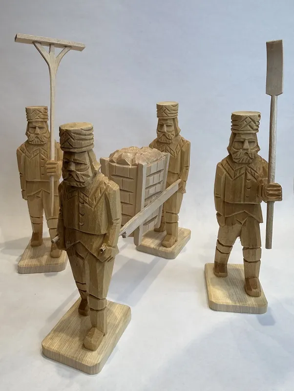 \\SW-AG\AllgeierSchoedel\Bilder Onlineshop\Basteln_Reinsdorf\Figuren geschnitzt\Bergm&auml;nner Set trage, 12 cm natur, geschnitzt.jpeg